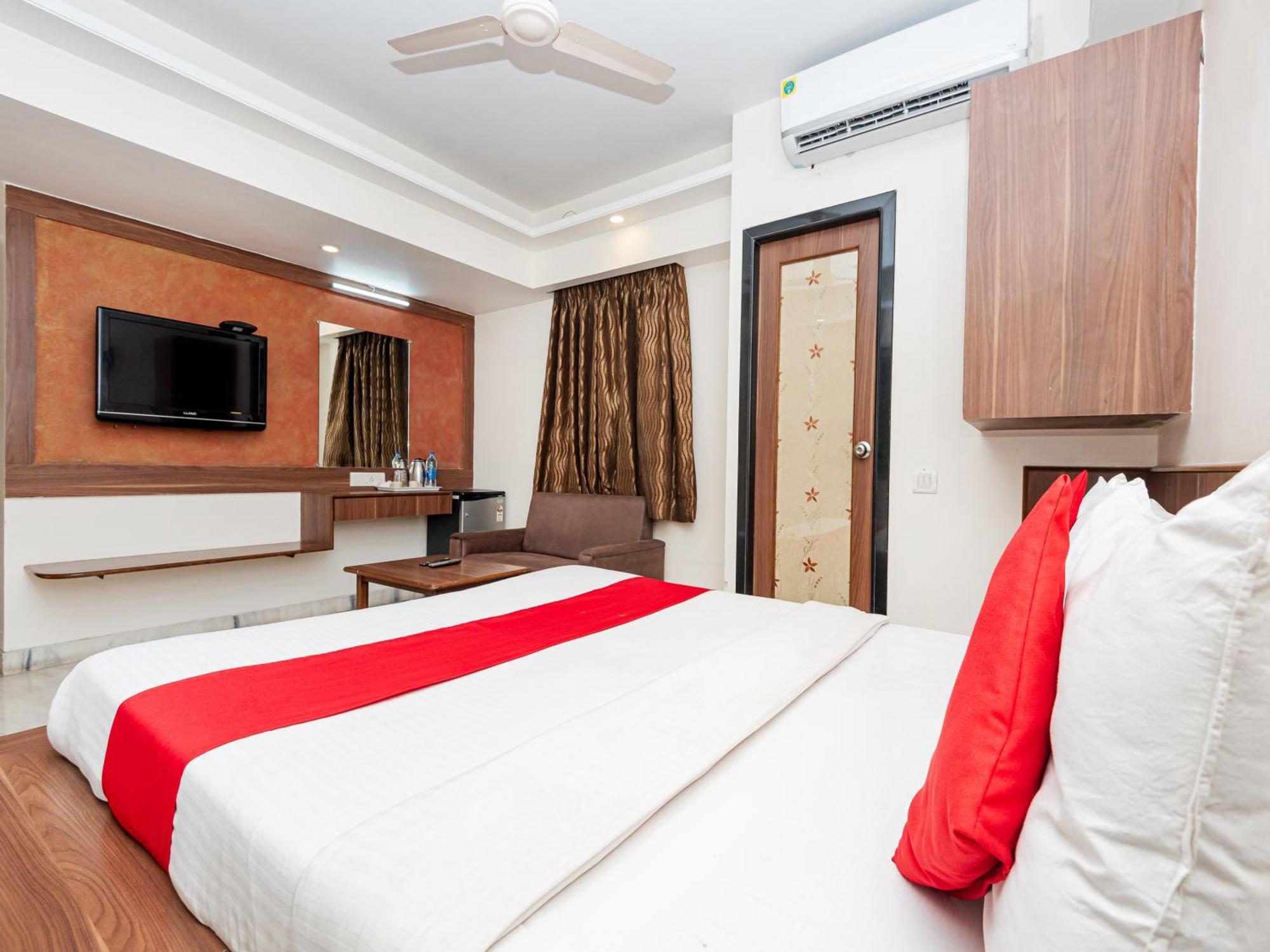 Hotel Balwas Surat Exterior photo